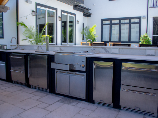 Outdoor kitchen with stainless steel appliances!