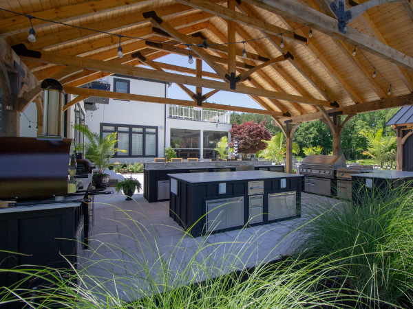 Spacious outdoor kitchen!