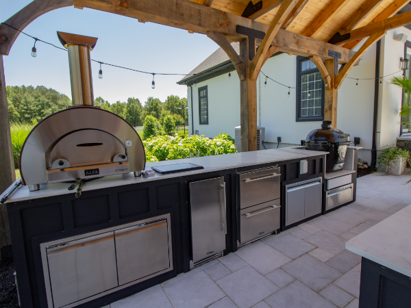 Spacious outdoor kitchen with pizza oven!